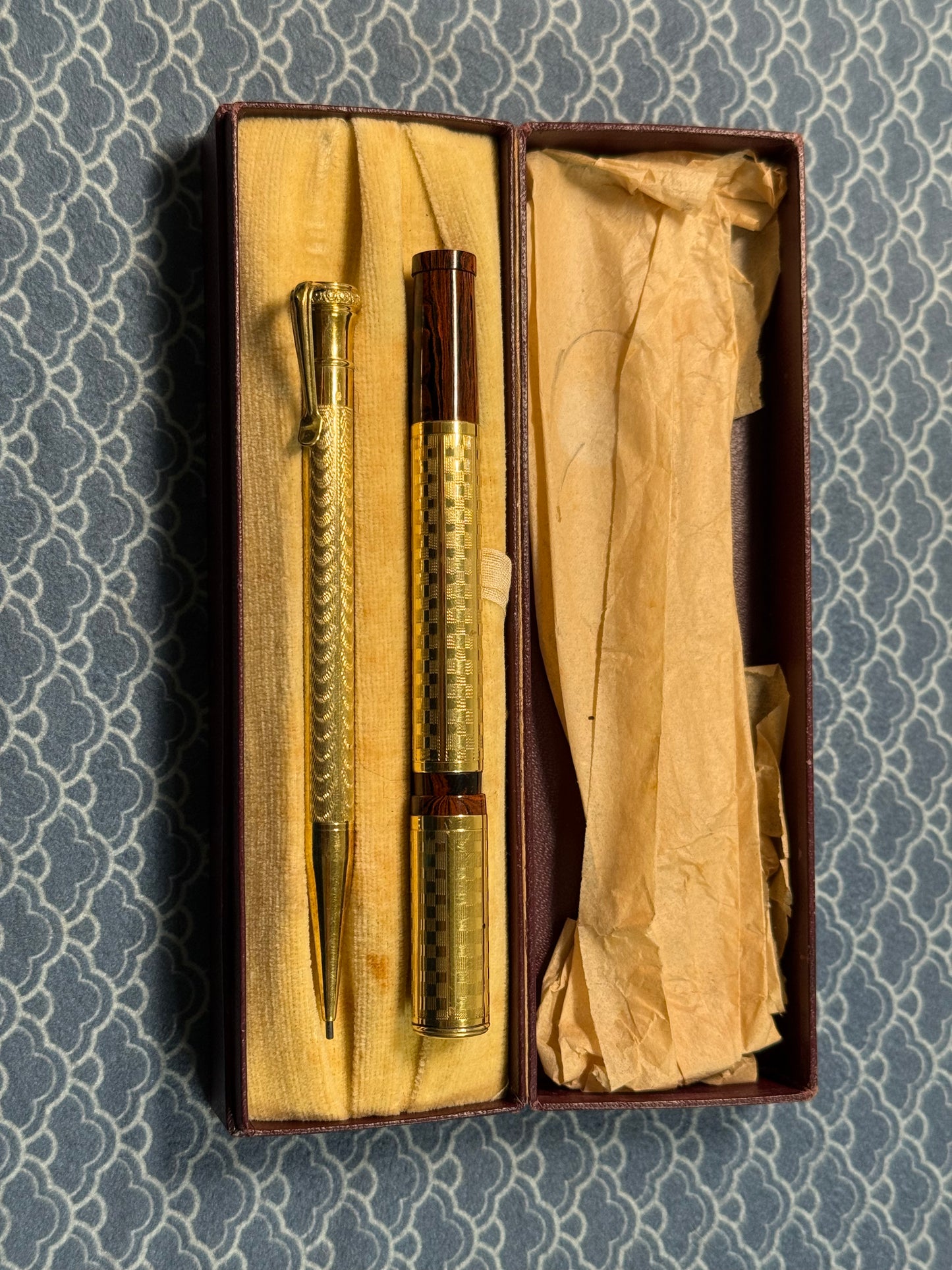 Unic Safety Boxed Pen & Pencil Set, Mottled Gold "Checkerboard" Overlay, #2 18ct Warranted Nib