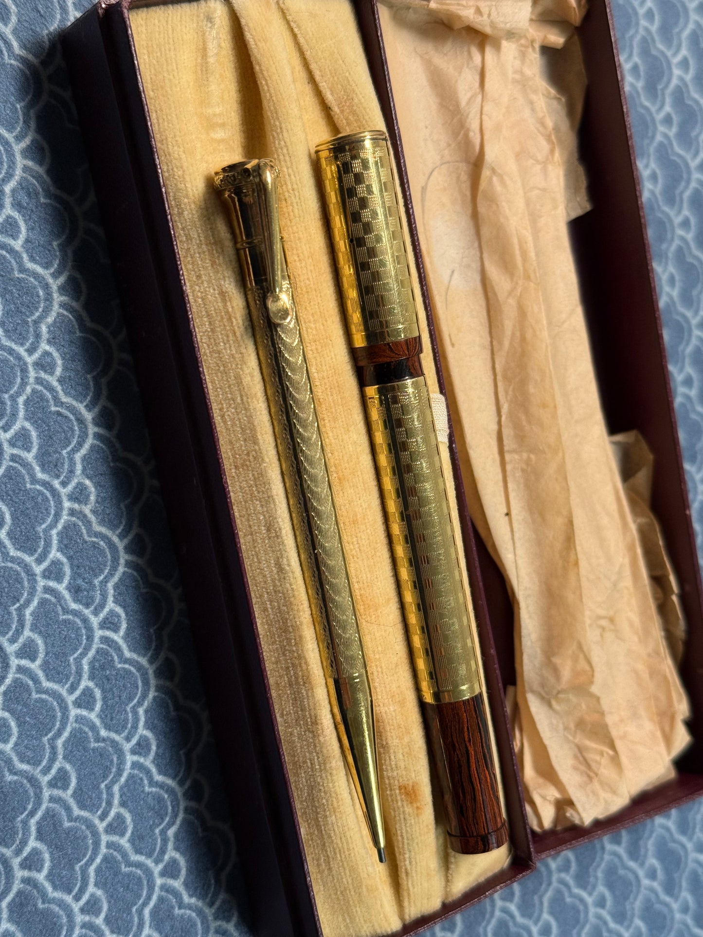 Unic Safety Boxed Pen & Pencil Set, Mottled Gold "Checkerboard" Overlay, #2 18ct Warranted Nib