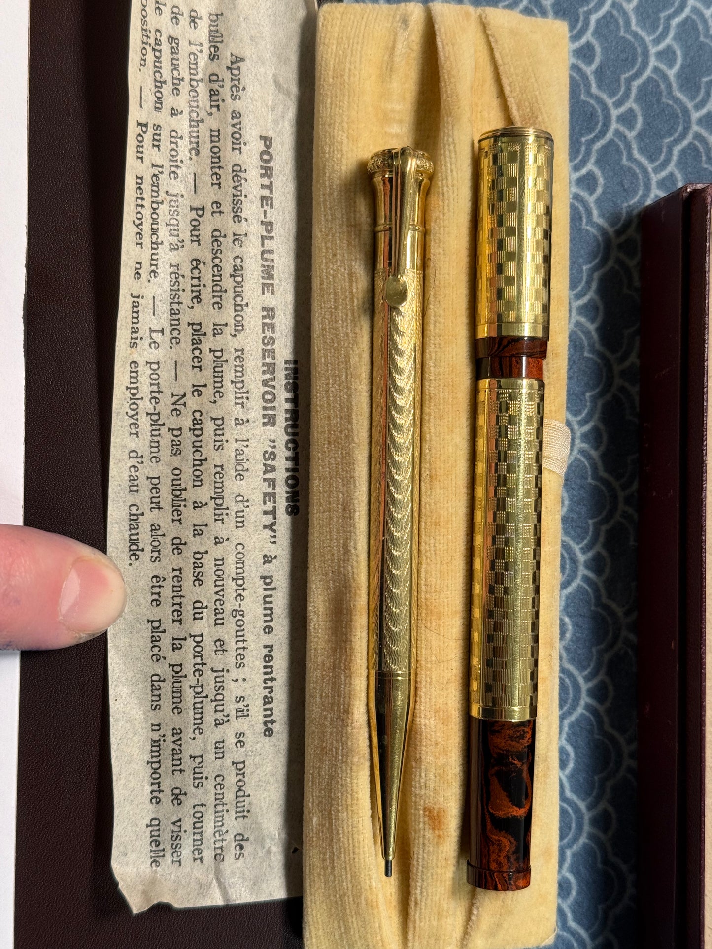 Unic Safety Boxed Pen & Pencil Set, Mottled Gold "Checkerboard" Overlay, #2 18ct Warranted Nib