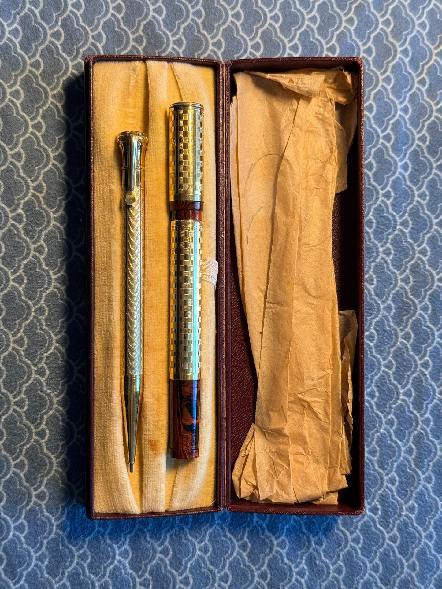 Unic Safety Boxed Pen & Pencil Set, Mottled Gold "Checkerboard" Overlay, #2 18ct Warranted Nib